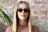 Femme portant des lunettes de soleil Magnolia, petites lunettes rondes en bois