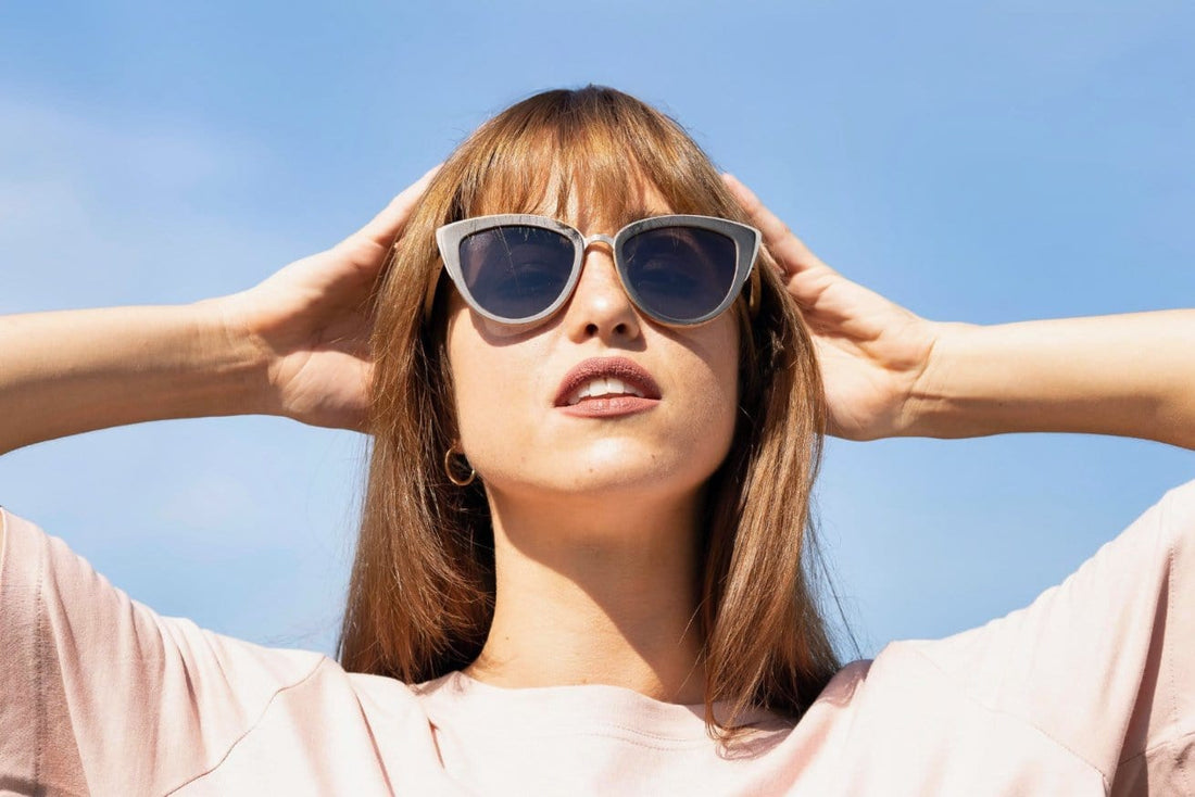 Femme portant des lunettes de soleil Willow, Black Oversized Cat Eye