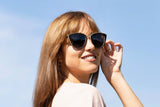 Femme portant des lunettes de soleil Willow, Black Oversized Cat Eye