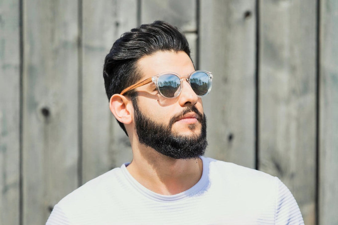 Homme portant des lunettes de soleil Groove, rondes à monture transparente et réfléchissante
