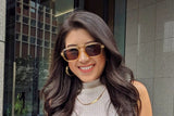 Femme portant des lunettes de soleil Tanner, Translucent Brown Retro Aviator Sunglasses