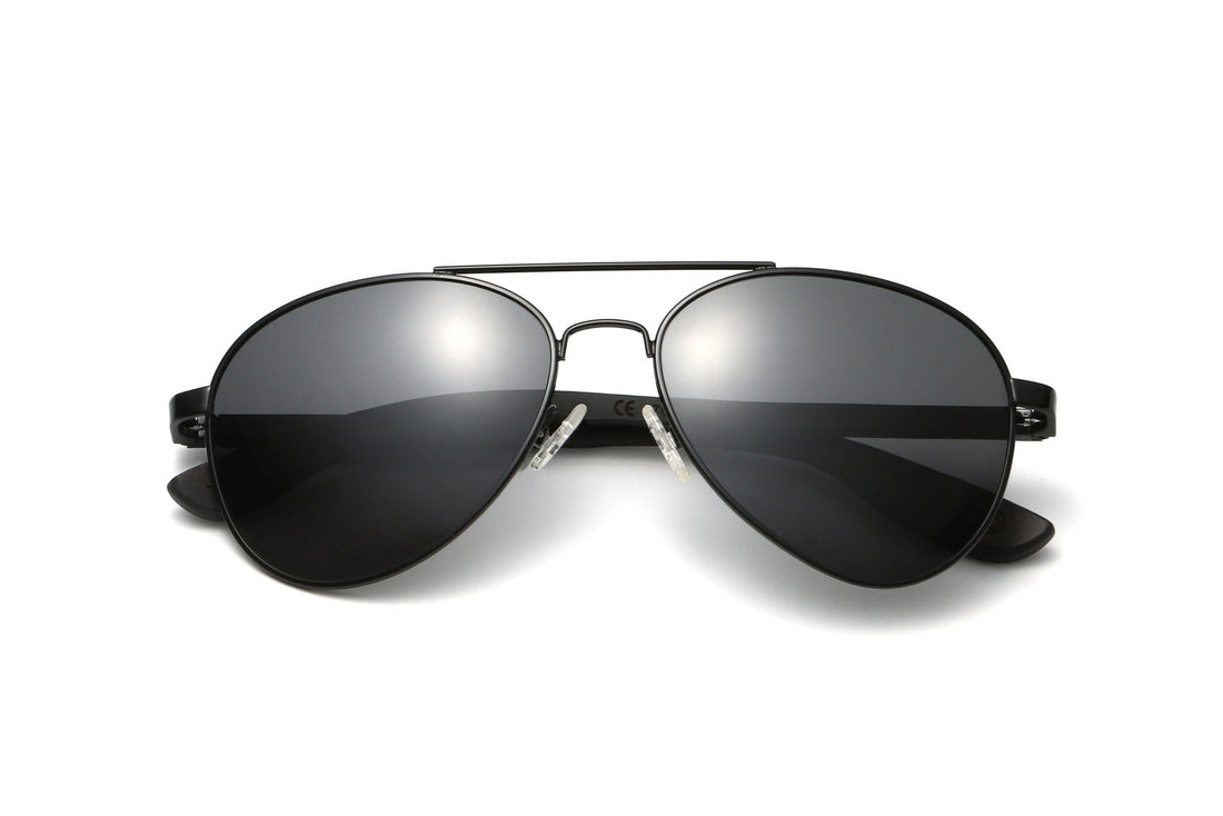 Leo, Black Aviator Sunglasses with Polarized Lens - Folded (Lunettes de soleil aviateur noires avec verres polarisants)