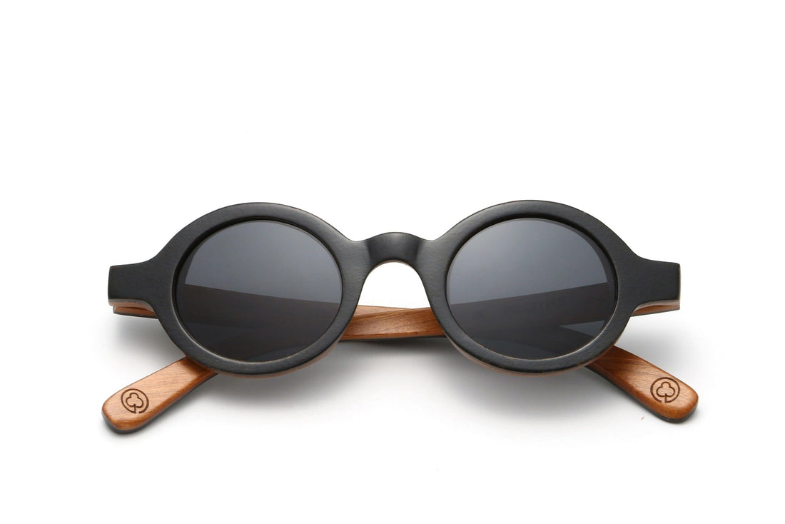 Magnolia, petites lunettes de soleil rondes en bois - pliées