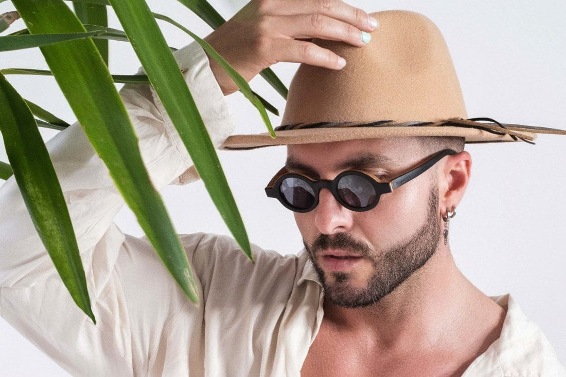 Homme portant des lunettes de soleil Magnolia, petites lunettes rondes en bois