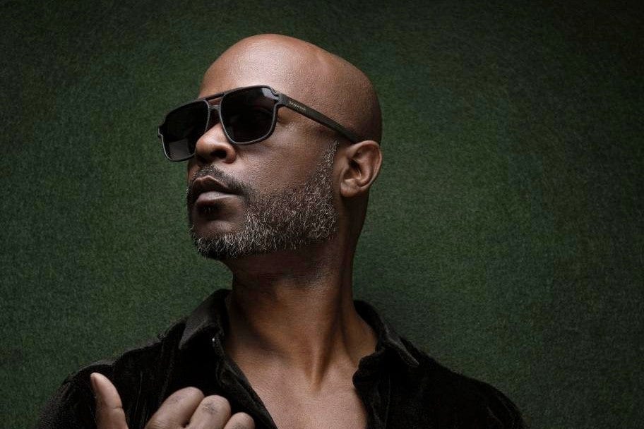 Homme portant des lunettes de soleil Parker, Black Oversized Aviator Sunglasses