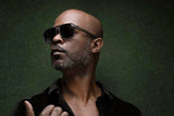 Homme portant des lunettes de soleil Parker, Black Oversized Aviator Sunglasses