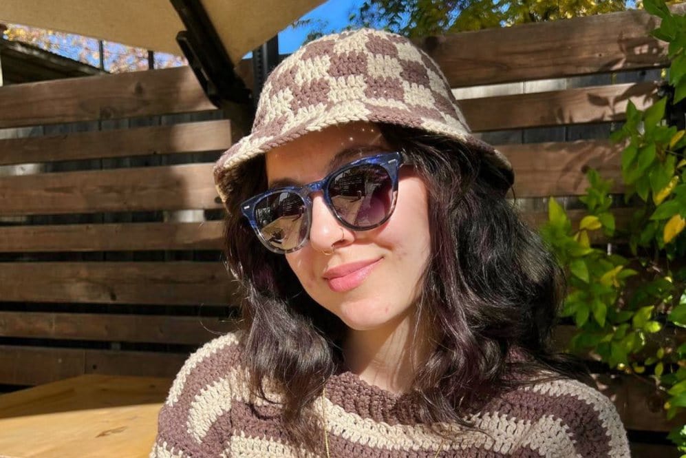 Femme portant des lunettes de soleil Cat Eye Sky, Blue Tortoise