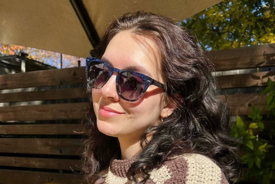 Femme portant des lunettes de soleil Cat Eye Sky, Blue Tortoise
