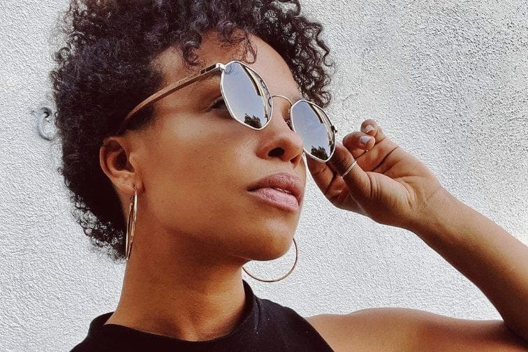 Femme portant des lunettes de soleil Daze, Octagon en métal argenté