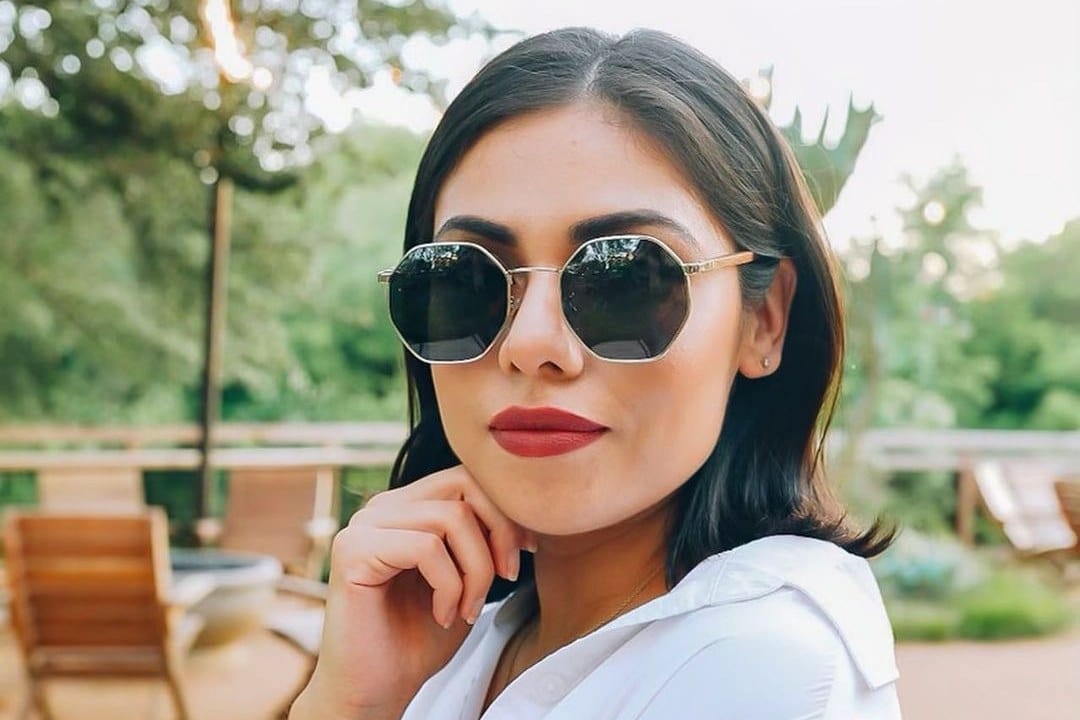 Femme portant des lunettes de soleil Daze, Octagon en métal argenté