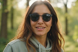 Femme portant des lunettes de soleil Casper, Browline Wood
