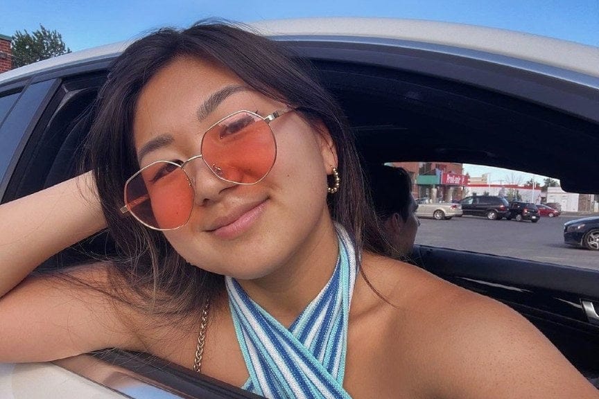 Femme portant des lunettes de soleil Elton, Elton John en rose hexagonal
