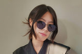 Femme portant des lunettes de soleil Austin Black , rondes en métal noir