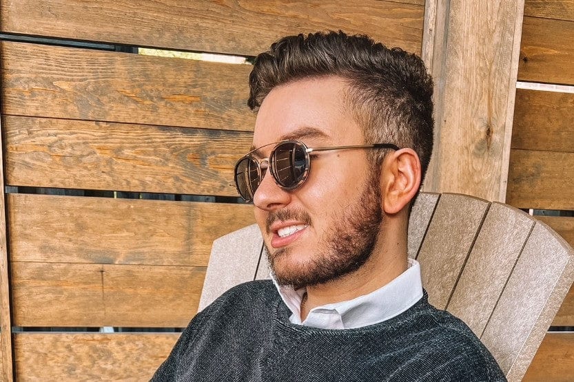 Homme portant des lunettes de soleil Aspen Gold, rondes à double pont