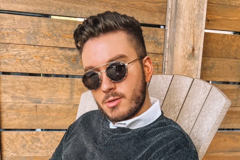 Homme portant des lunettes de soleil Aspen Gold, rondes à double pont