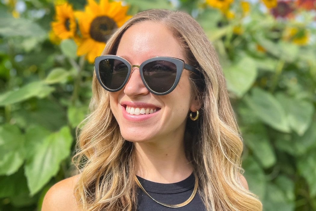Femme portant des lunettes de soleil Willow, Black Oversized Cat Eye
